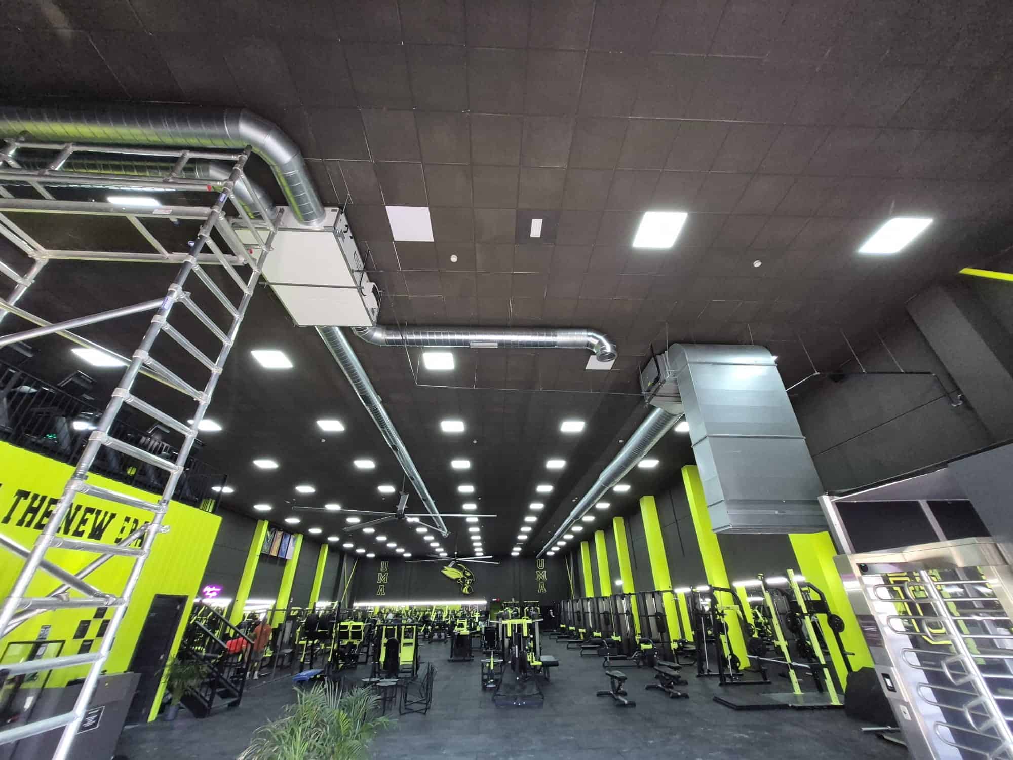 Sistema de ventilación mecánica en gimnasio